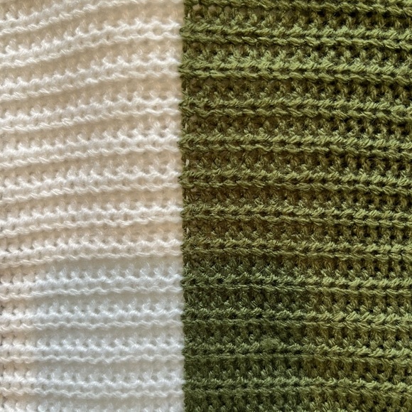 Oversized Light weight green and white knit sweater - Picture 4 of 4
